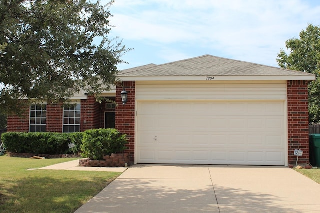 single story home with a front lawn