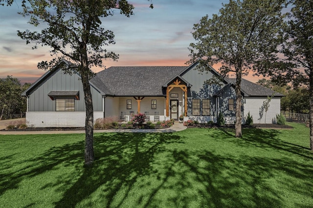 view of front of house featuring a yard