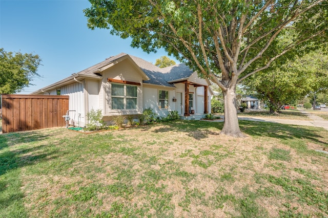 view of front of house featuring a front lawn