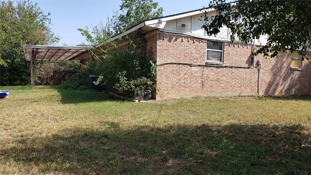 view of side of property featuring a yard