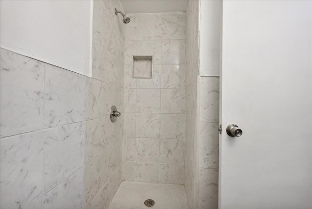 bathroom featuring tiled shower