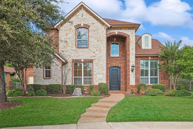 view of front of property featuring a front lawn