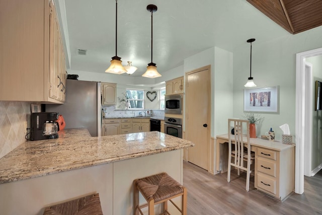 kitchen with stainless steel appliances, kitchen peninsula, backsplash, and light hardwood / wood-style flooring