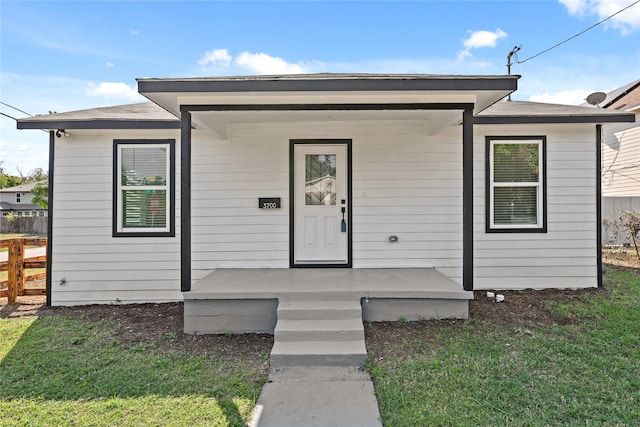 view of front of home featuring a front yard