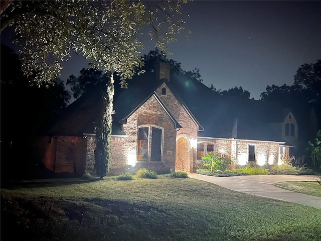 view of front of property featuring a lawn