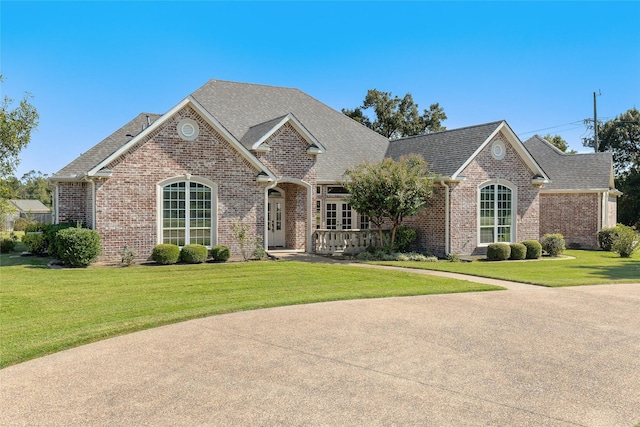 view of front of home featuring a front lawn