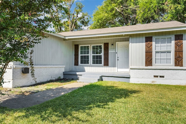 view of front of property with a front yard