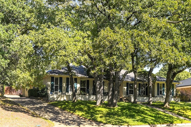 view of front facade featuring a porch and a front yard