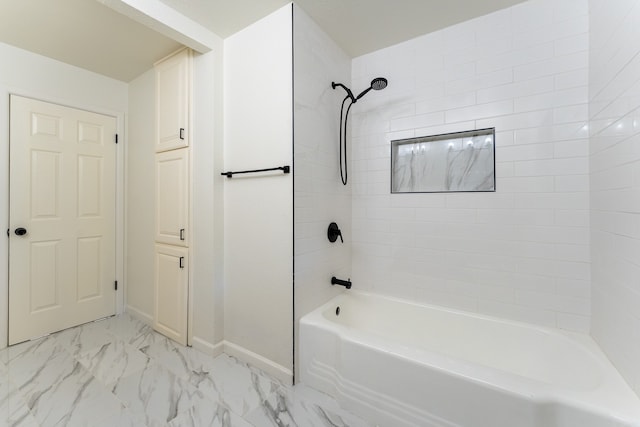 bathroom with tiled shower / bath