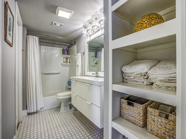 full bathroom with a textured ceiling, shower / bath combo with shower curtain, vanity, and toilet