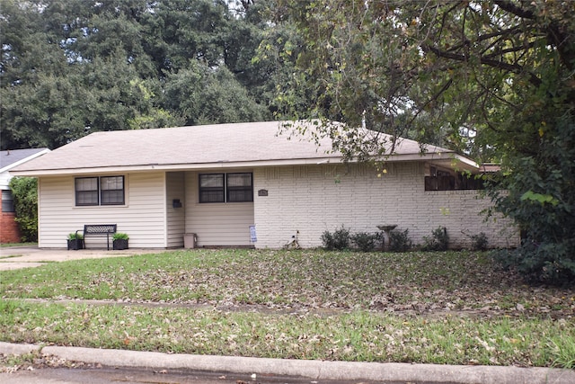 ranch-style house with a front yard