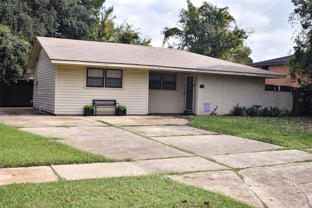 ranch-style home featuring a front yard