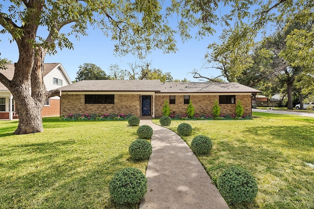 view of front of home featuring a front lawn