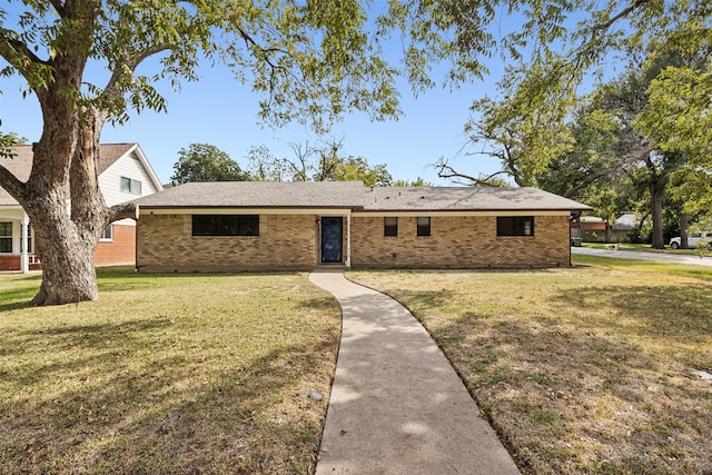 view of front of property featuring a front yard