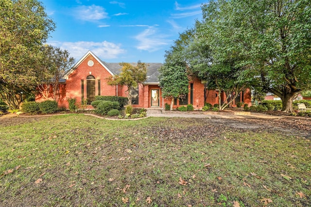 view of front of house featuring a front yard