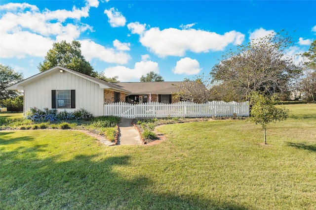 view of front of home featuring a front yard