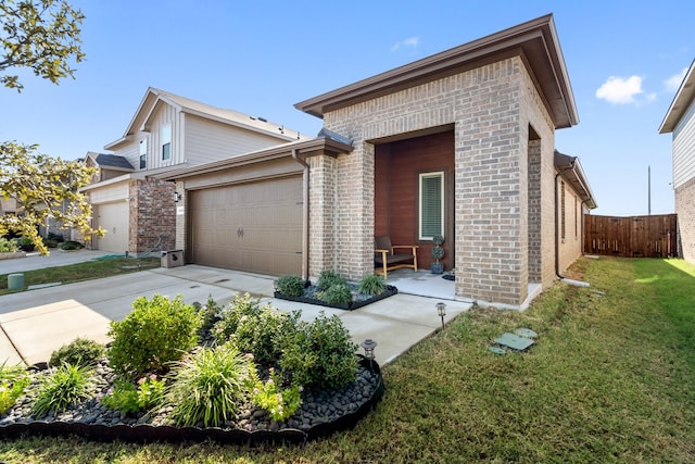 view of front of home featuring a front yard