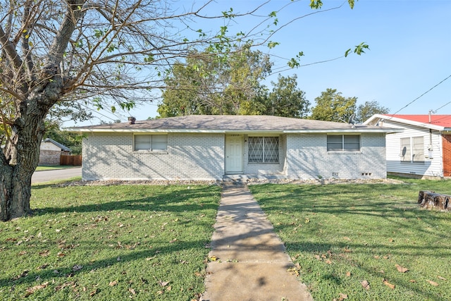 single story home with a front lawn