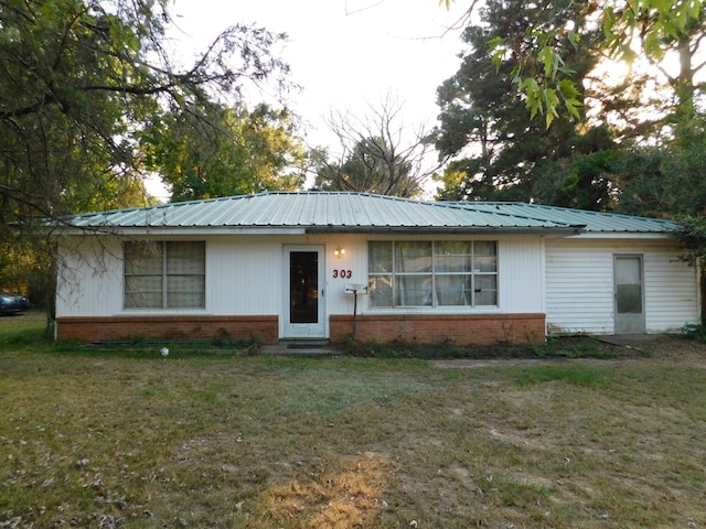 ranch-style home with a front yard