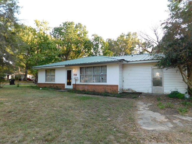 ranch-style home with a front yard