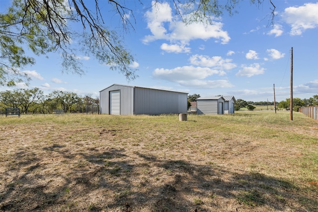 view of yard featuring an outdoor structure and a garage