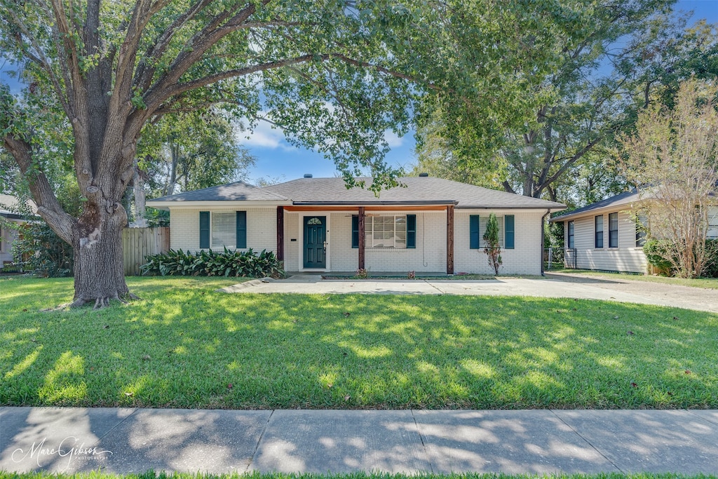 ranch-style home with a front yard