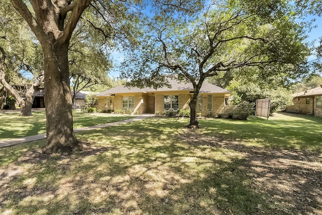 view of front of home featuring a front yard