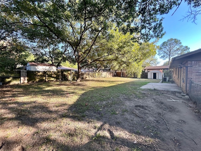 view of yard featuring a storage unit