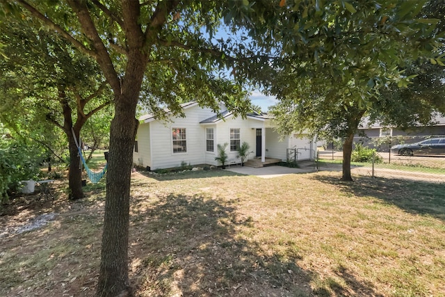 view of front of house featuring a patio area and a front lawn