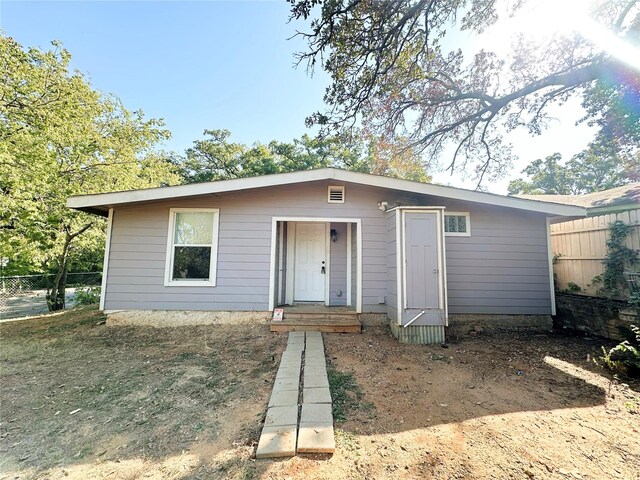 729 N Ruddell St, Denton, TX 76209 - view of front facade with fence