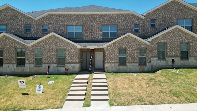 view of front facade featuring a front yard