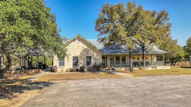 view of front of property featuring a front lawn and covered porch