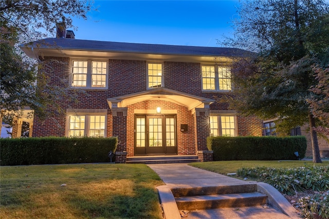 view of front facade featuring a front lawn