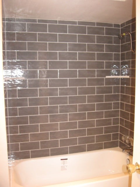 bathroom with tiled shower / bath