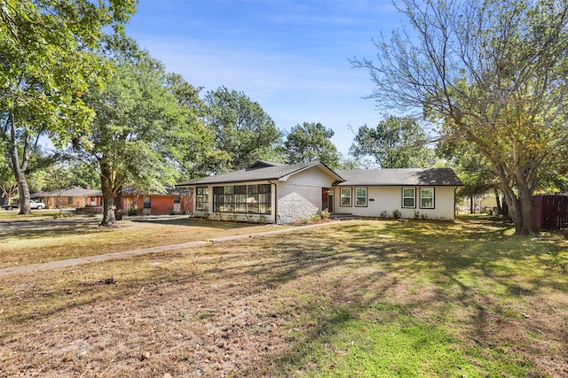 single story home with a front lawn