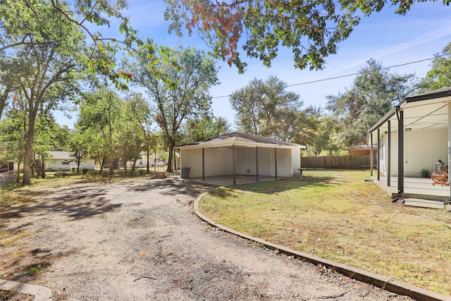 view of yard with an outbuilding