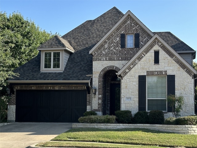 view of front facade featuring a front lawn