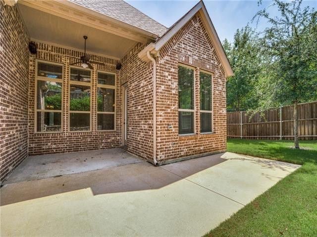 exterior space with ceiling fan