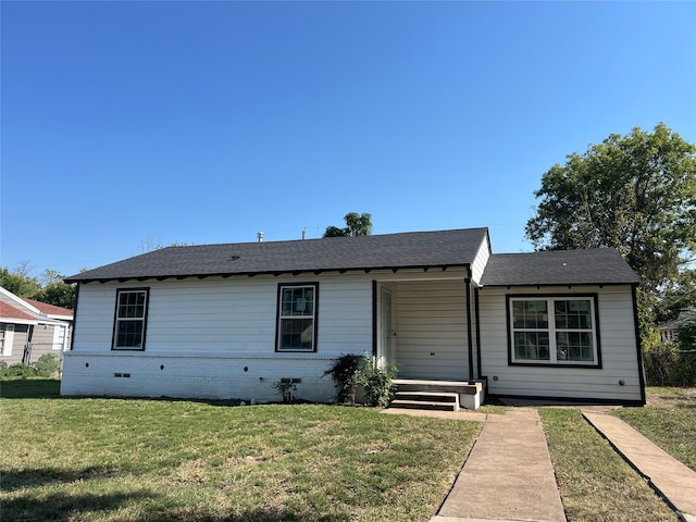 view of front facade featuring a front lawn