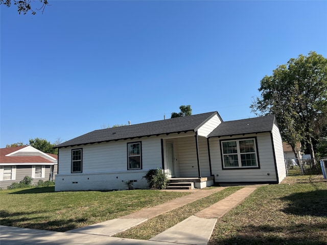 single story home with a front yard