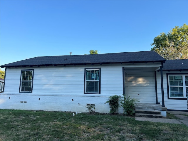 view of front of home featuring a front lawn