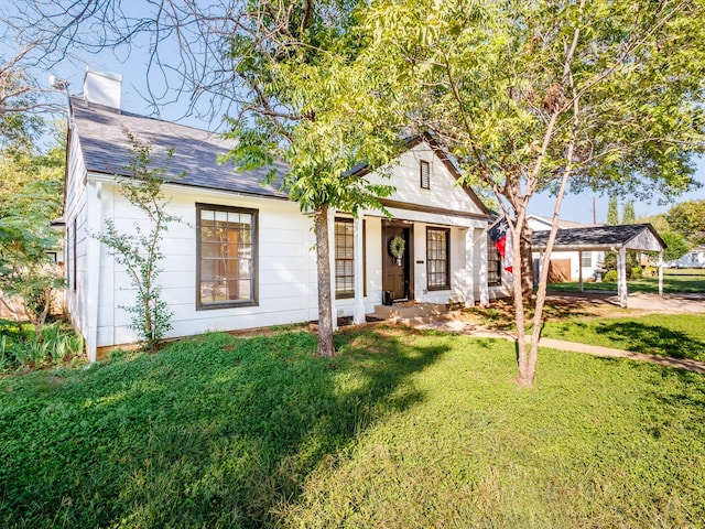 view of front of home featuring a front lawn