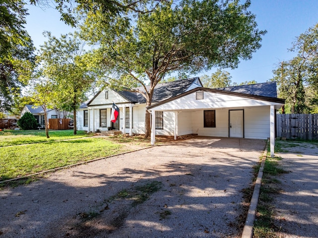 view of front facade featuring a front yard