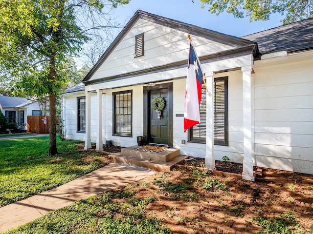 view of front of house featuring a front yard