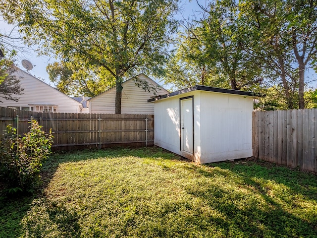 view of yard featuring a storage unit