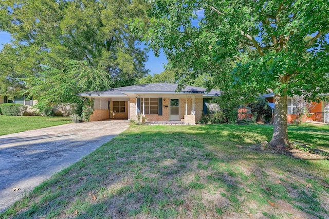 ranch-style house featuring a front lawn