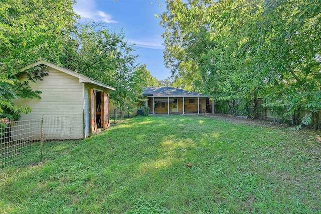 view of yard with an outbuilding