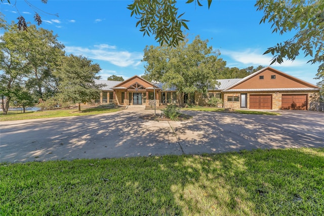 view of front of property featuring a front lawn and a garage