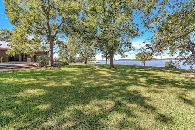 view of yard featuring a water view