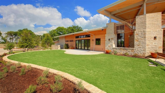 view of yard featuring a patio area